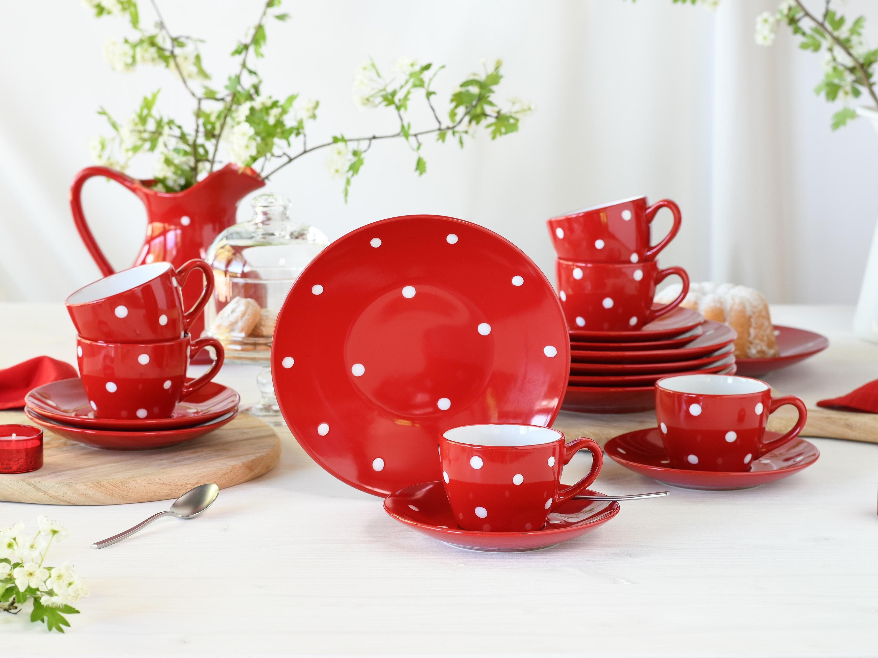 Buntes Kaffeeservice im Polka-Dots-Stil