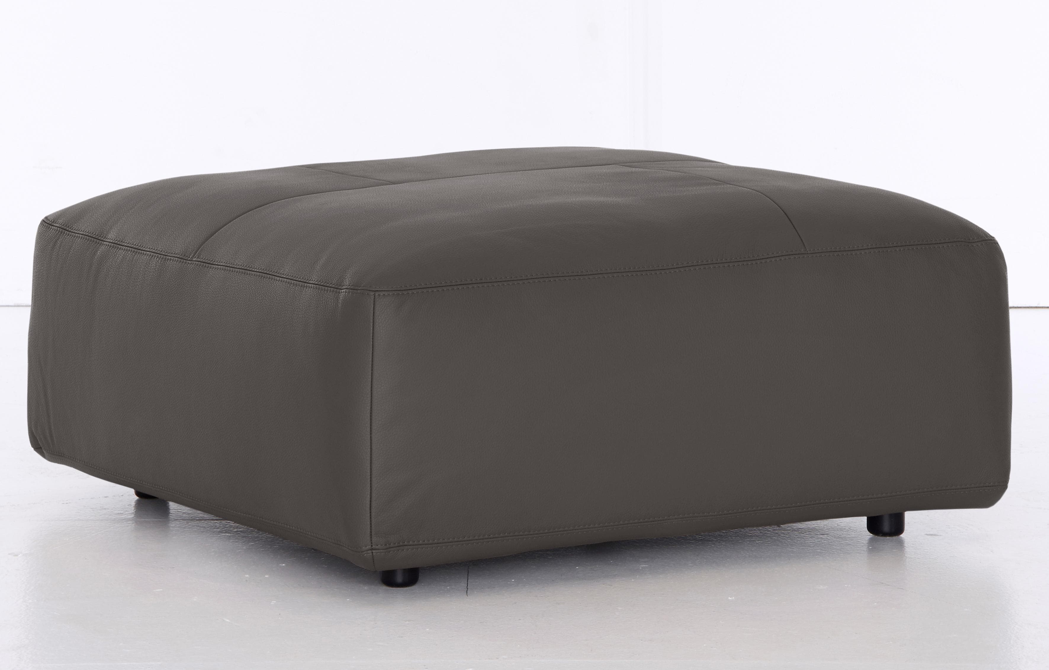 Moderner Hocker in verschiedenen Materialien
