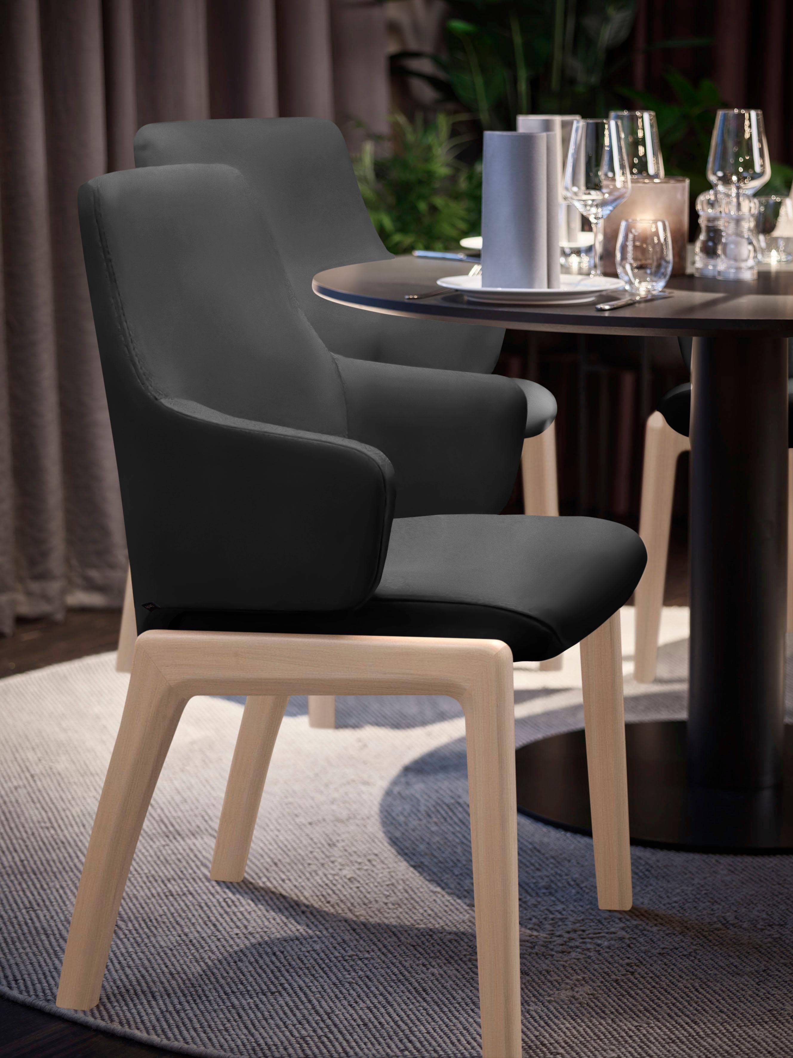 Polsterstuhl Low Back mit Armlehne und abgerundeten schwarzen Beinen