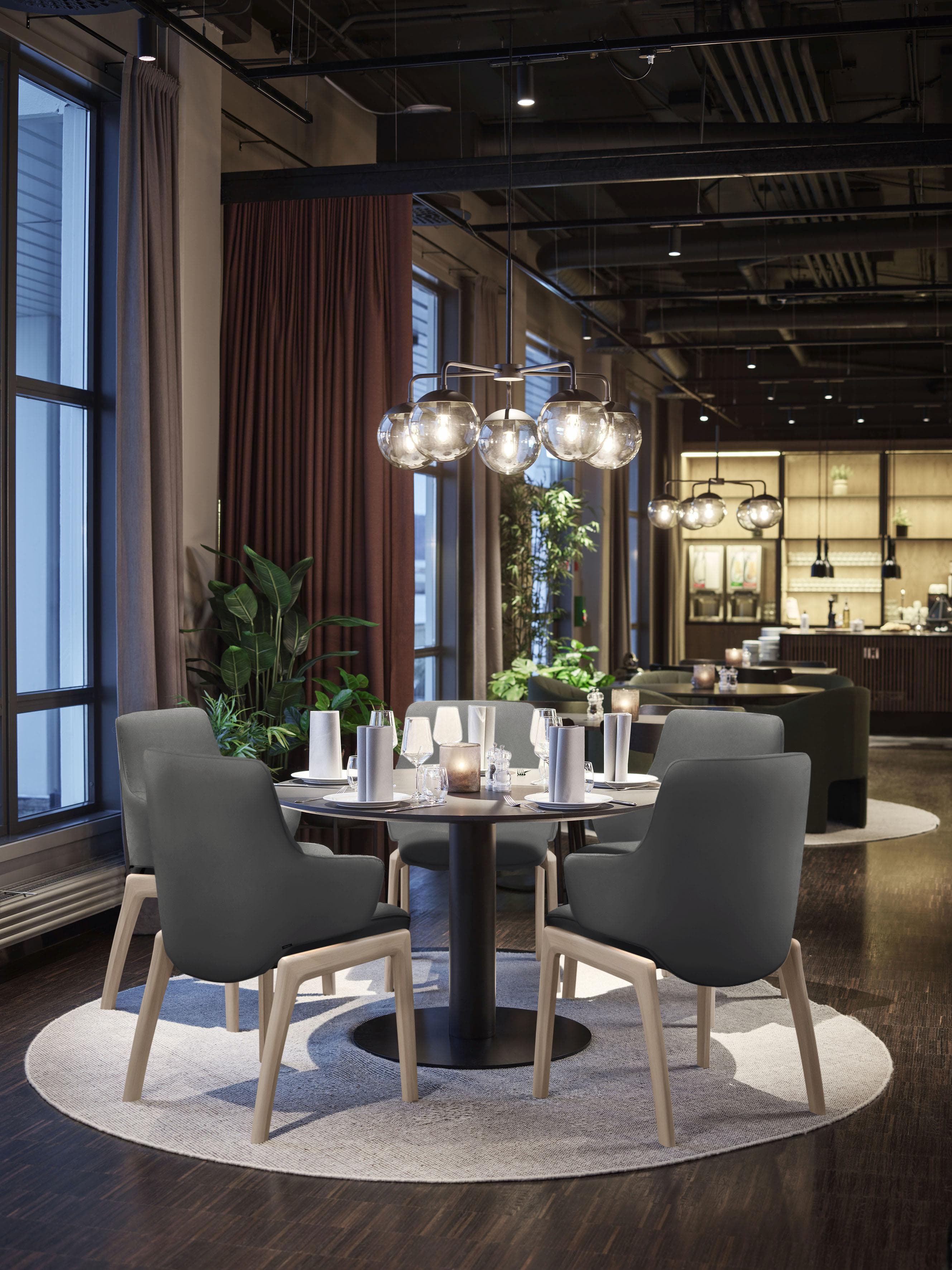 Komfortabler Polsterstuhl mit Armlehnen und Eichenholzfüßen