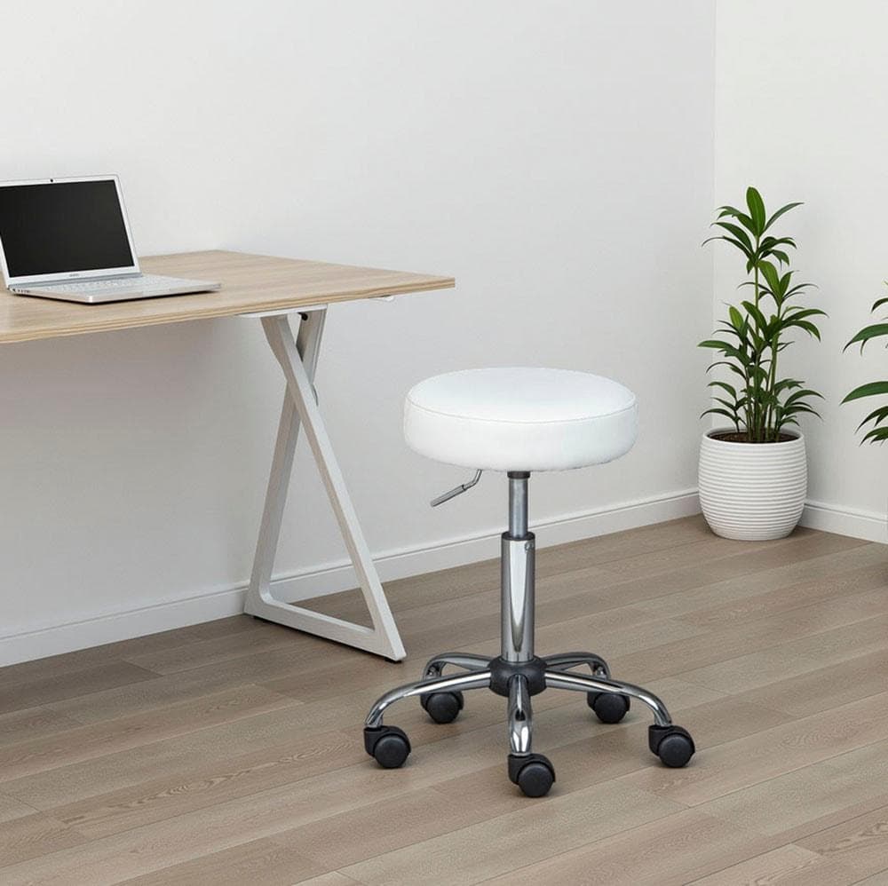 Weißer Drehstuhl mit Metallgestell und Hartbodenrollen