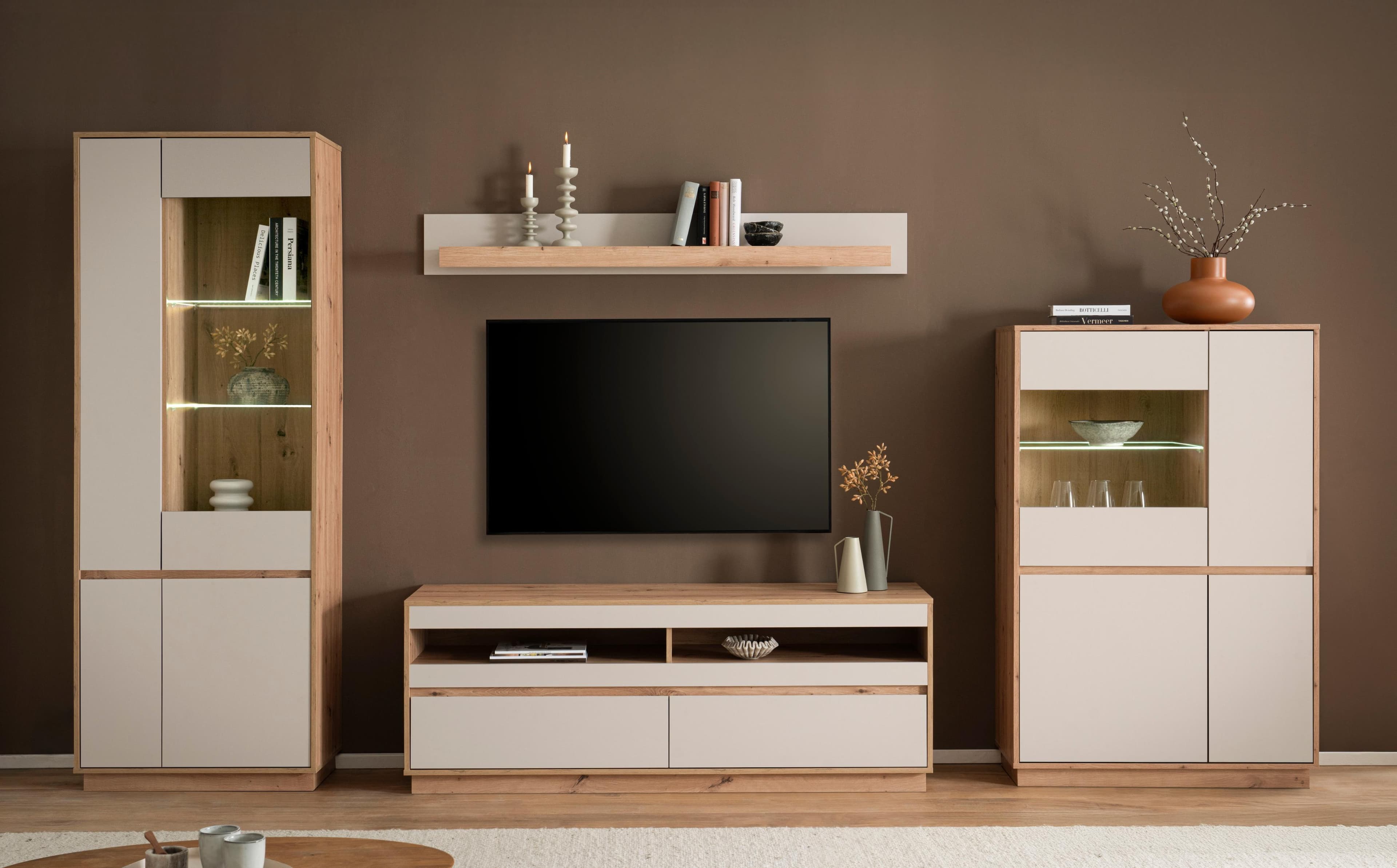 Moderne Wohnwand aus FSC®-zertifiziertem Holzwerkstoff