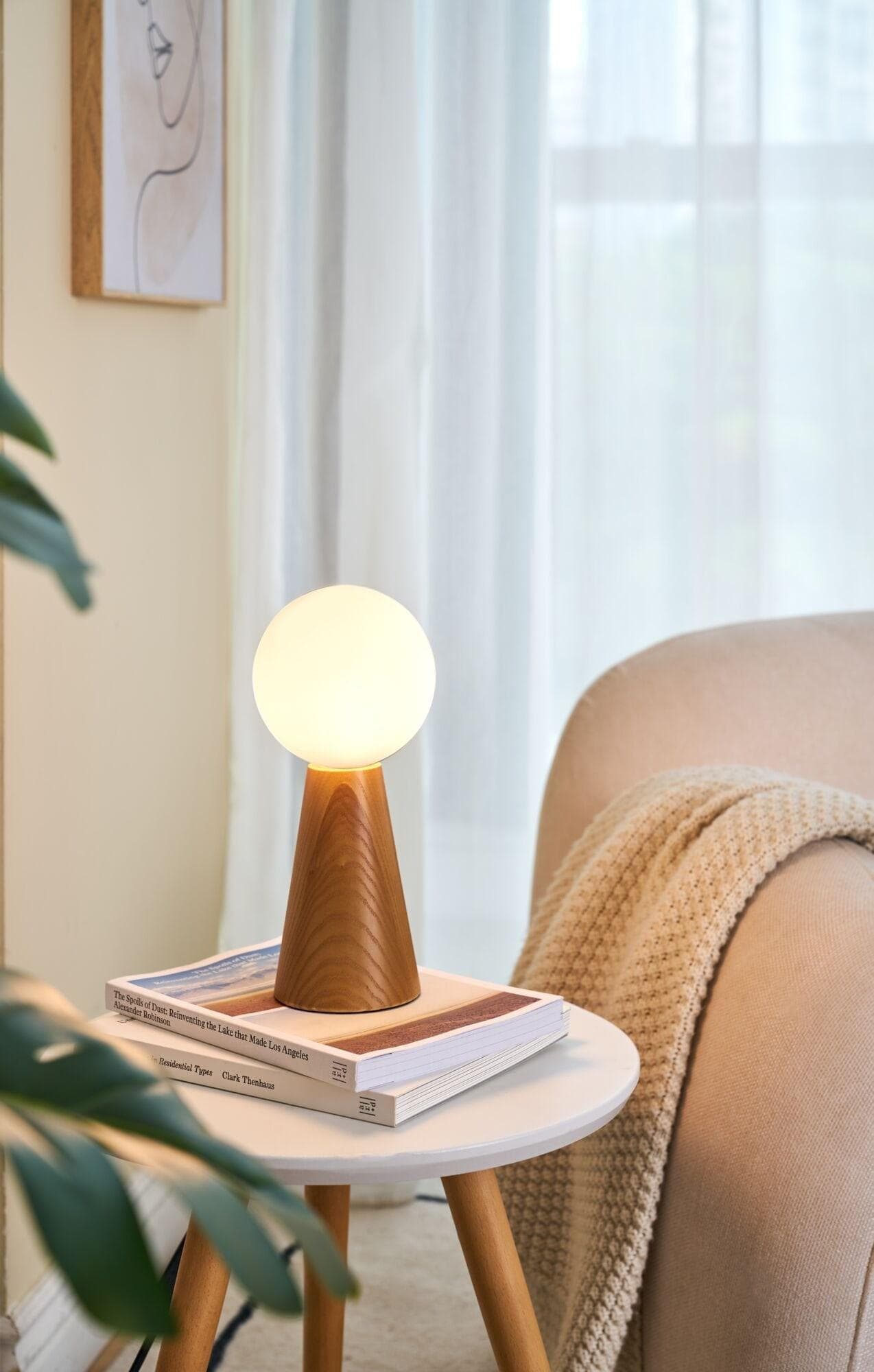 Pauleen Woody Soul Tischlampe Holzfuß Glaskugel Braun Weiß