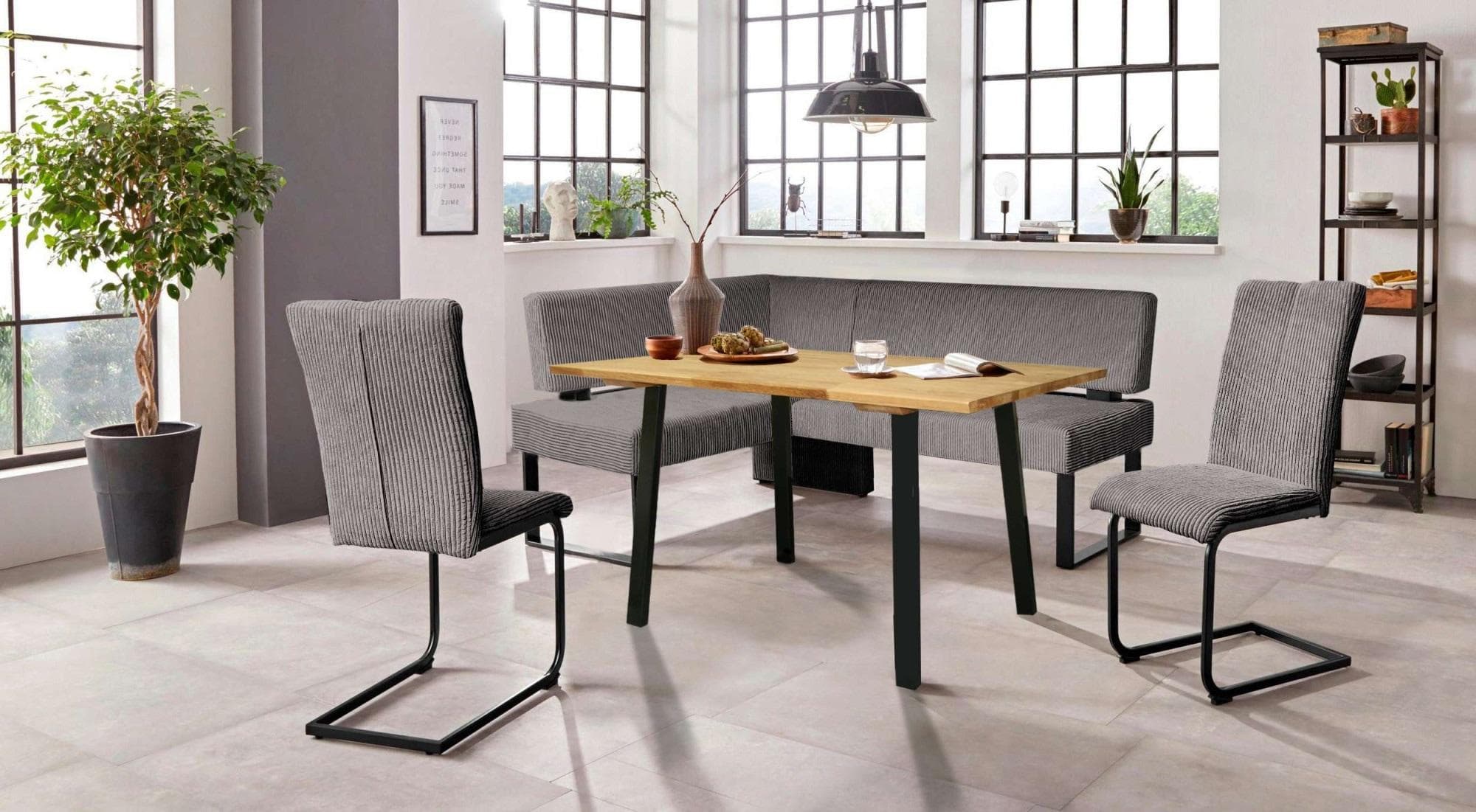 Eckbankgruppe mit Wellenunterfederung und massivem Eichenholztisch