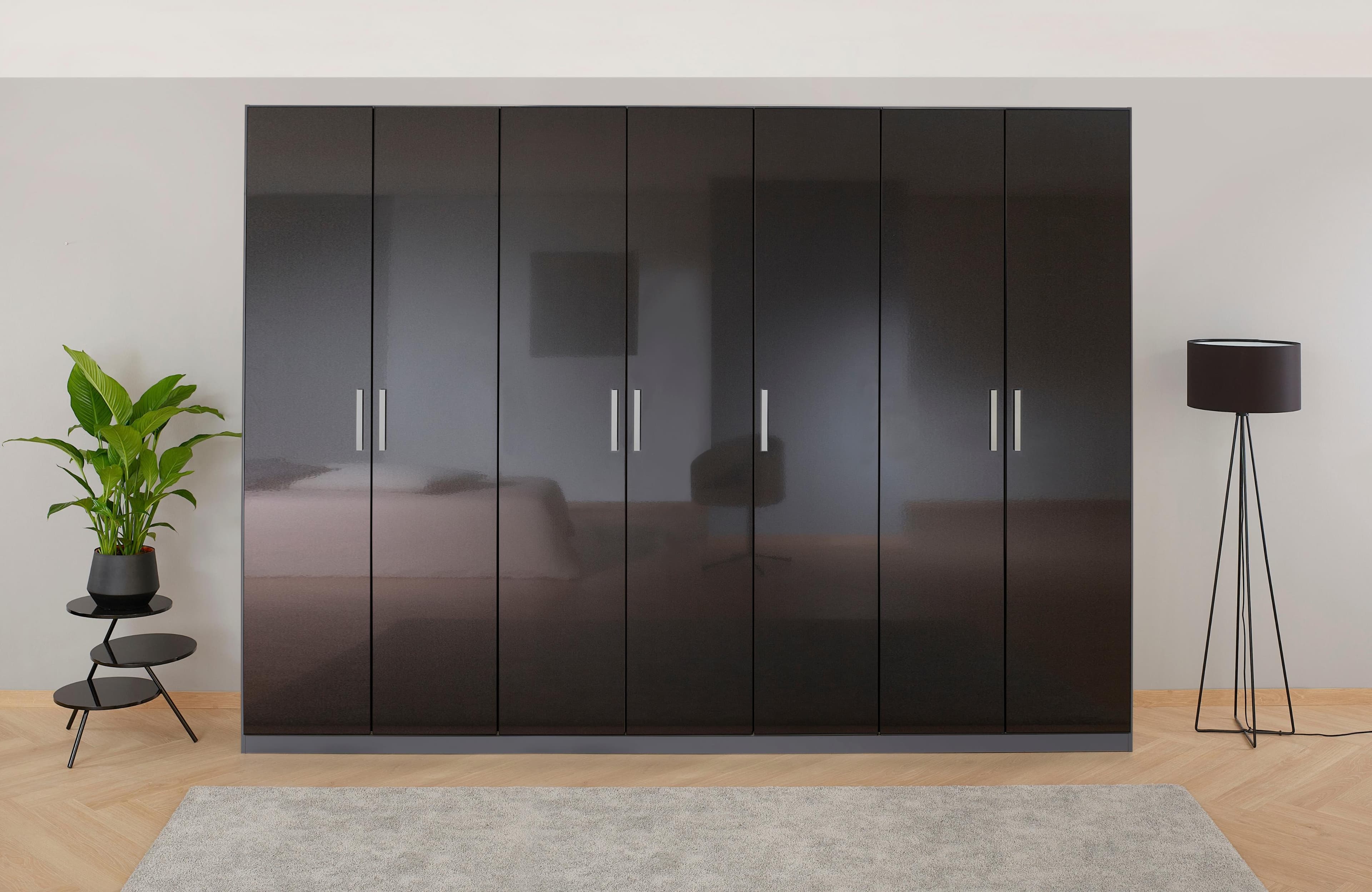 Drehtürenschrank mit Hochglanzfront und Schubladen