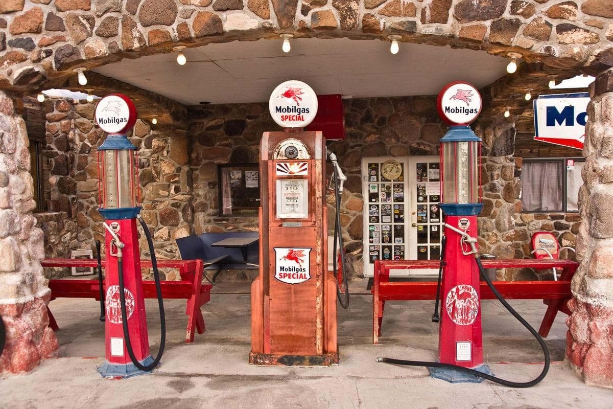 PAPERMOON Fototapete Alte Tankstelle Bunt Vlies