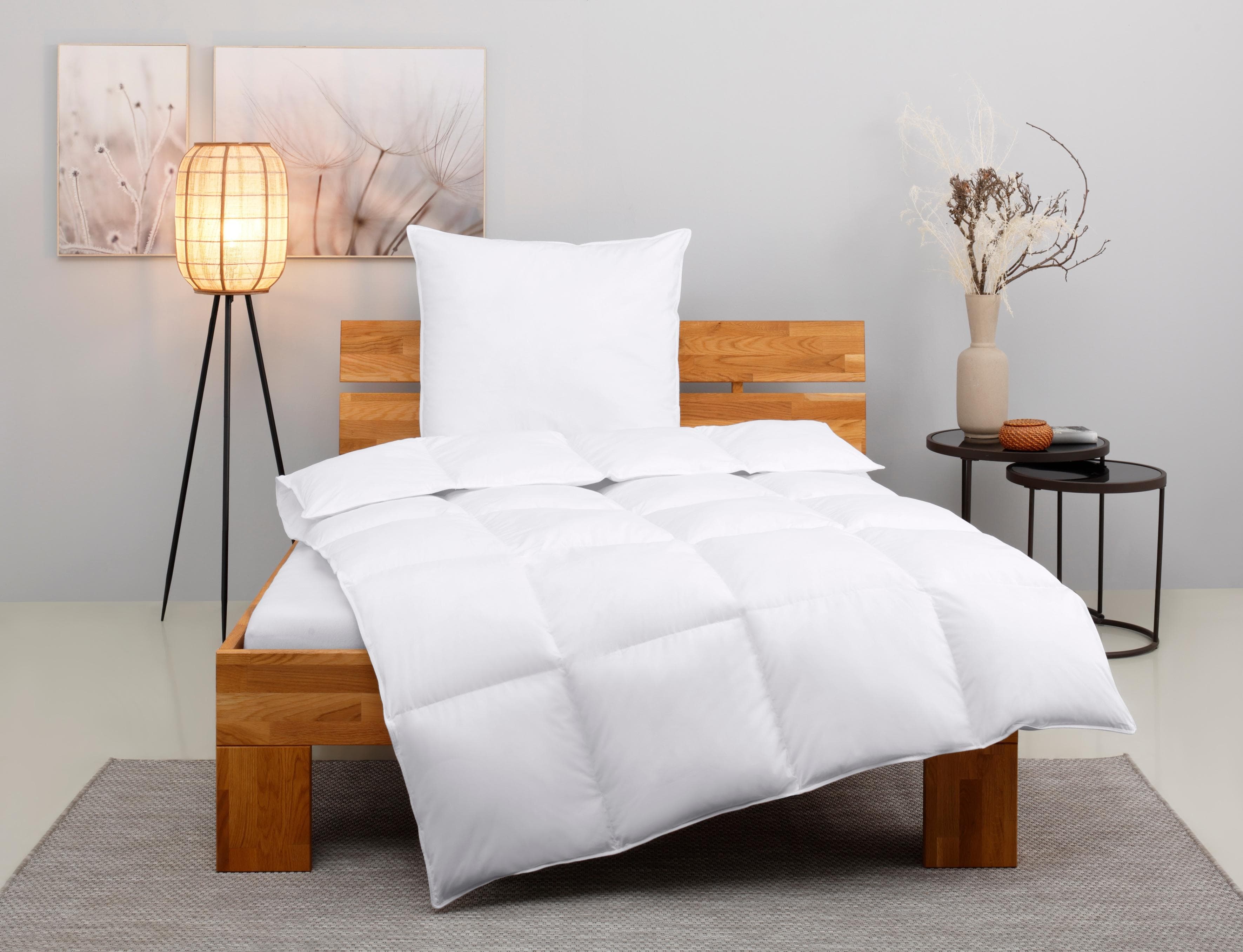 Bettdecke und Kopfkissen aus Polyester und Baumwolle