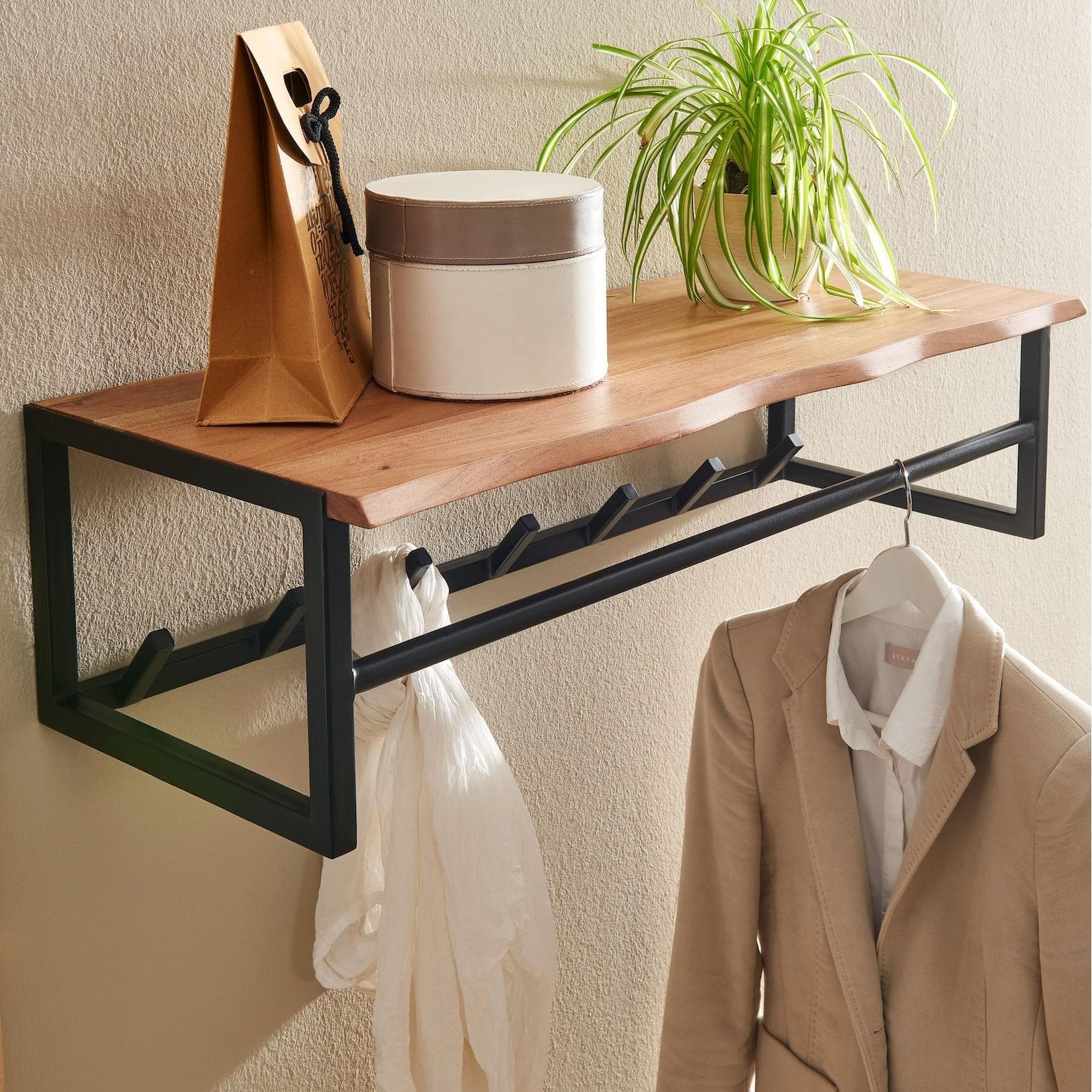KADIMA DESIGN Rustikale Wandgarderobe Akazienholz Metall Natürliche Baumkante