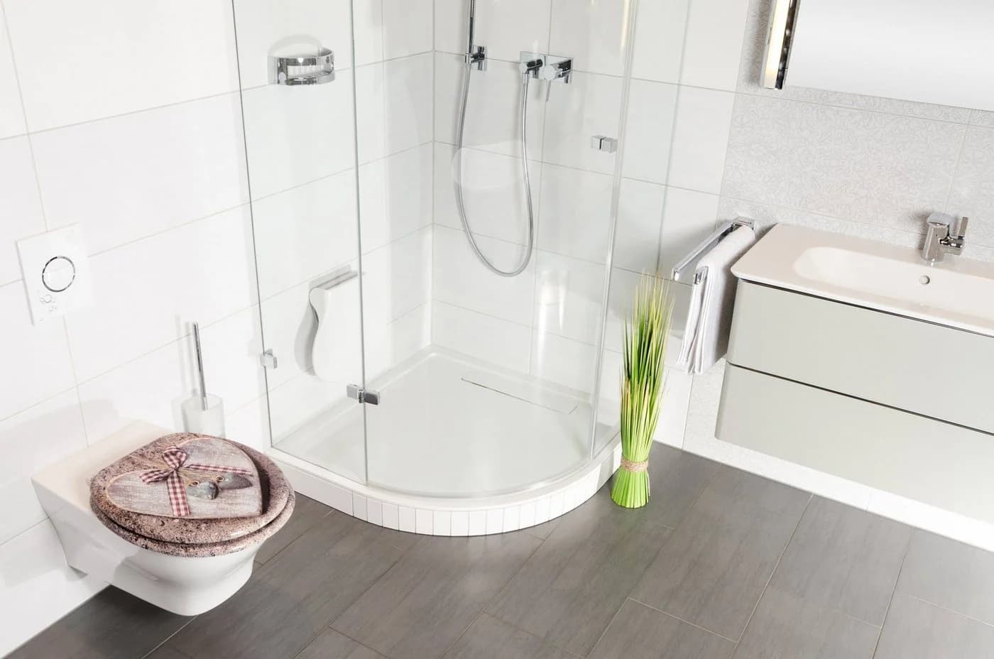 Hochwertiger WC-Sitz in Braun mit Ovalem Design und Herzen