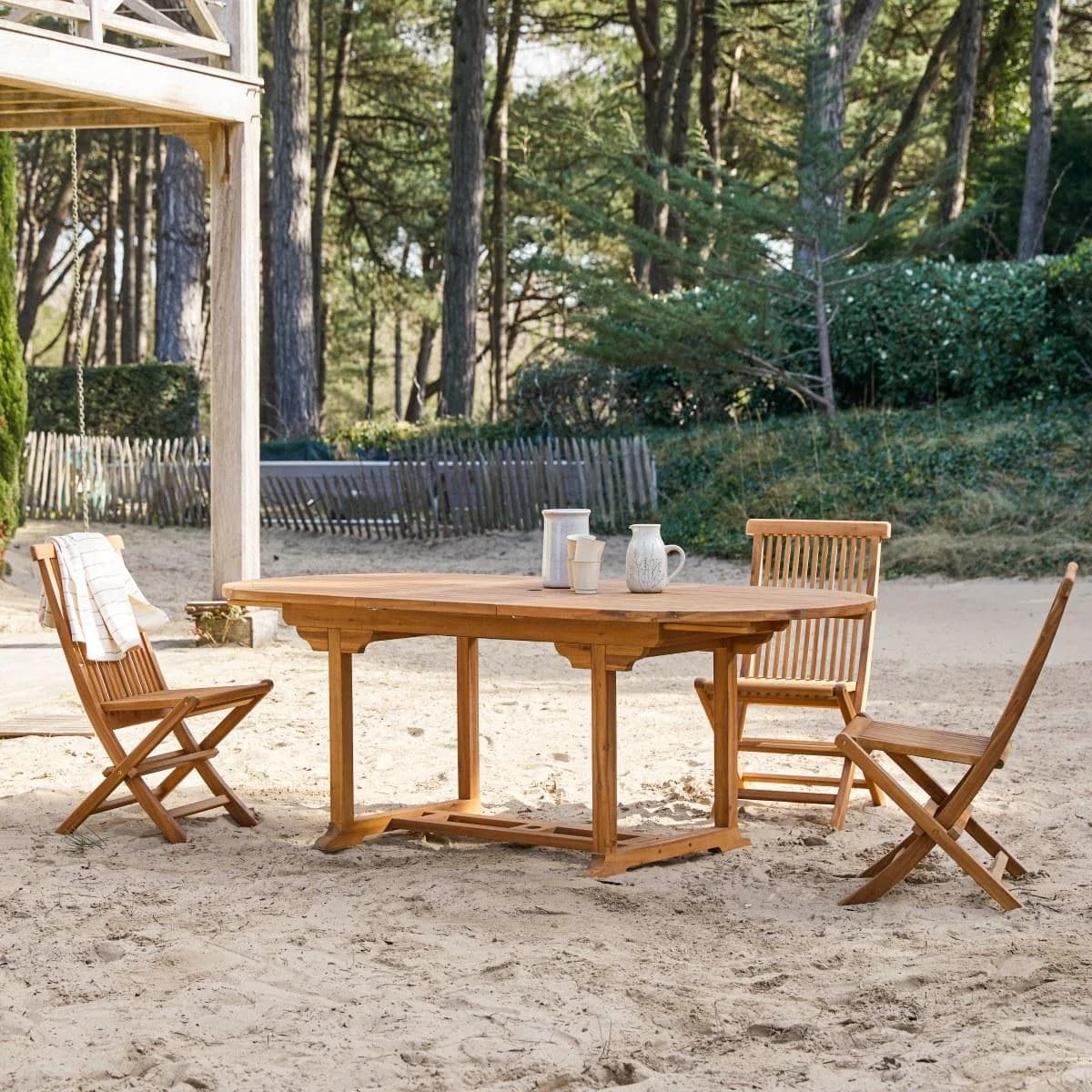 Moderner Outdoor-Tisch aus Akazienholz
