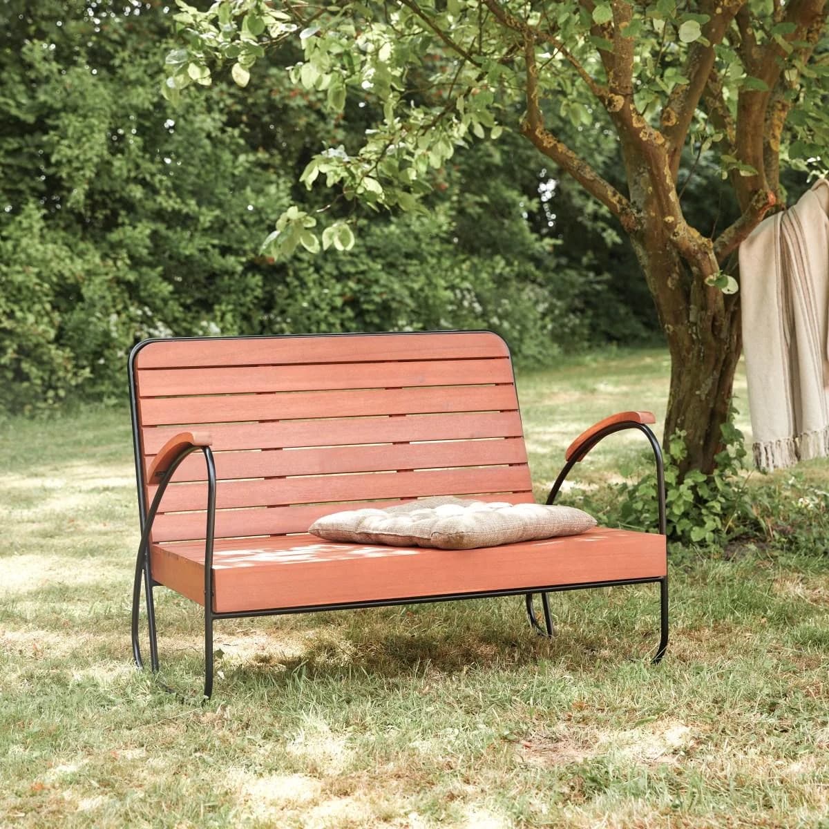 Tikamoon Outdoor-Bank aus Akazienholz Key Wood