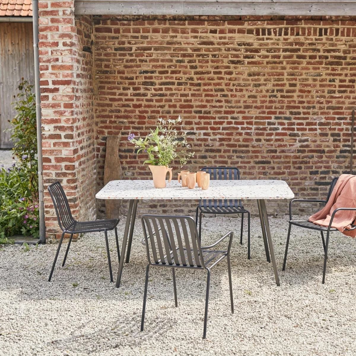 Tikamoon Rechteckiger Gartentisch Elio Premium-Terrazzo Metall 160 cm Brown