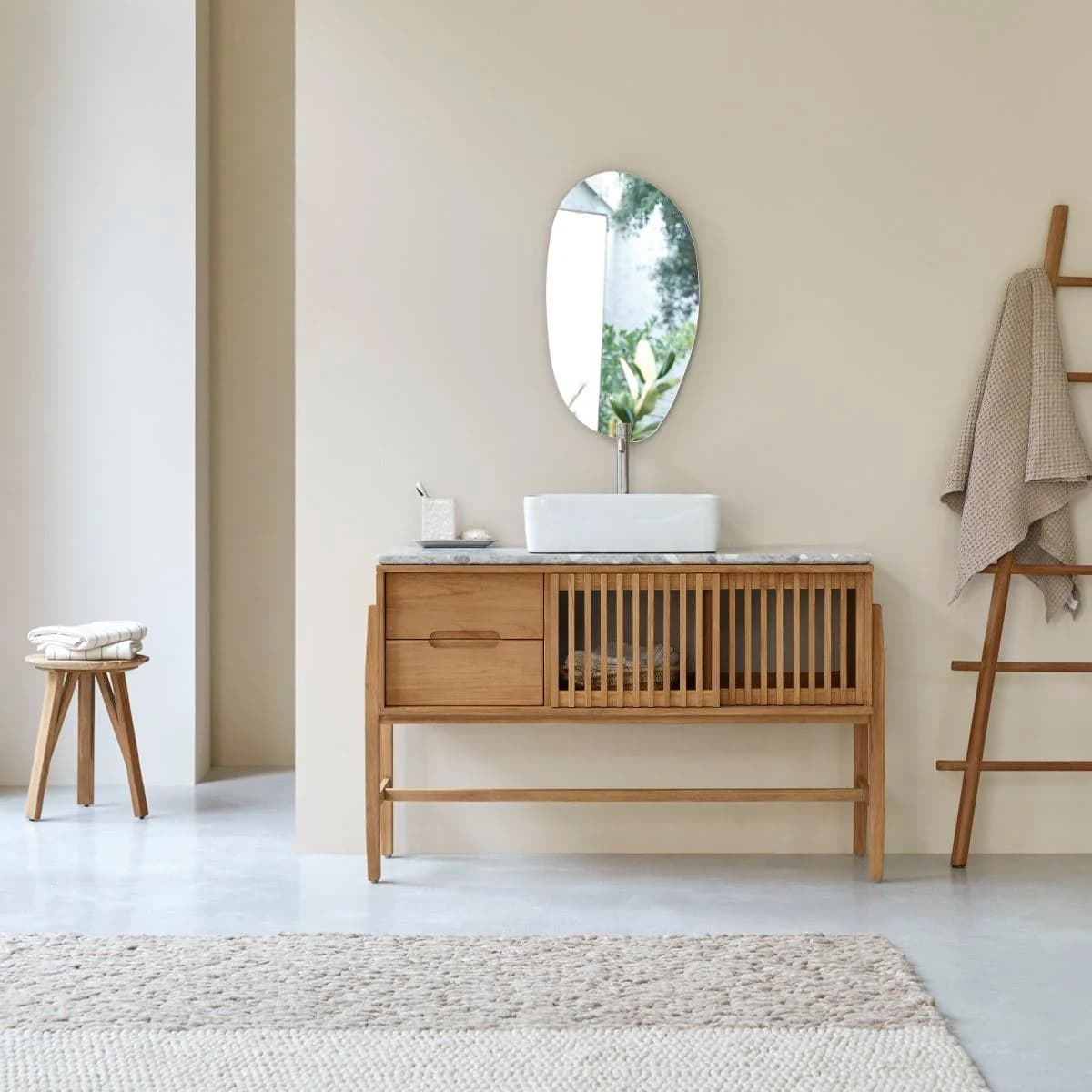 Tikamoon Badezimmermöbel Isaure aus massivem Teakholz und Premium-Terrazzo 125 cm