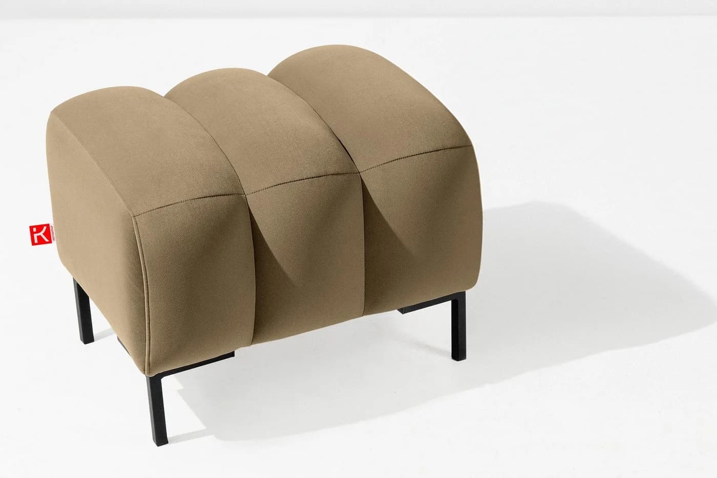 KONSIMO PECCO Sitzhocker Velours Beige/Schwarz Massivholz