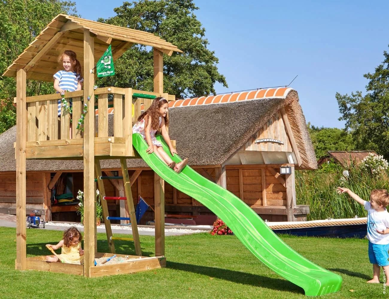 Jungle Gym Spielturm Jungle Shelter mit Rutsche und Sandkasten