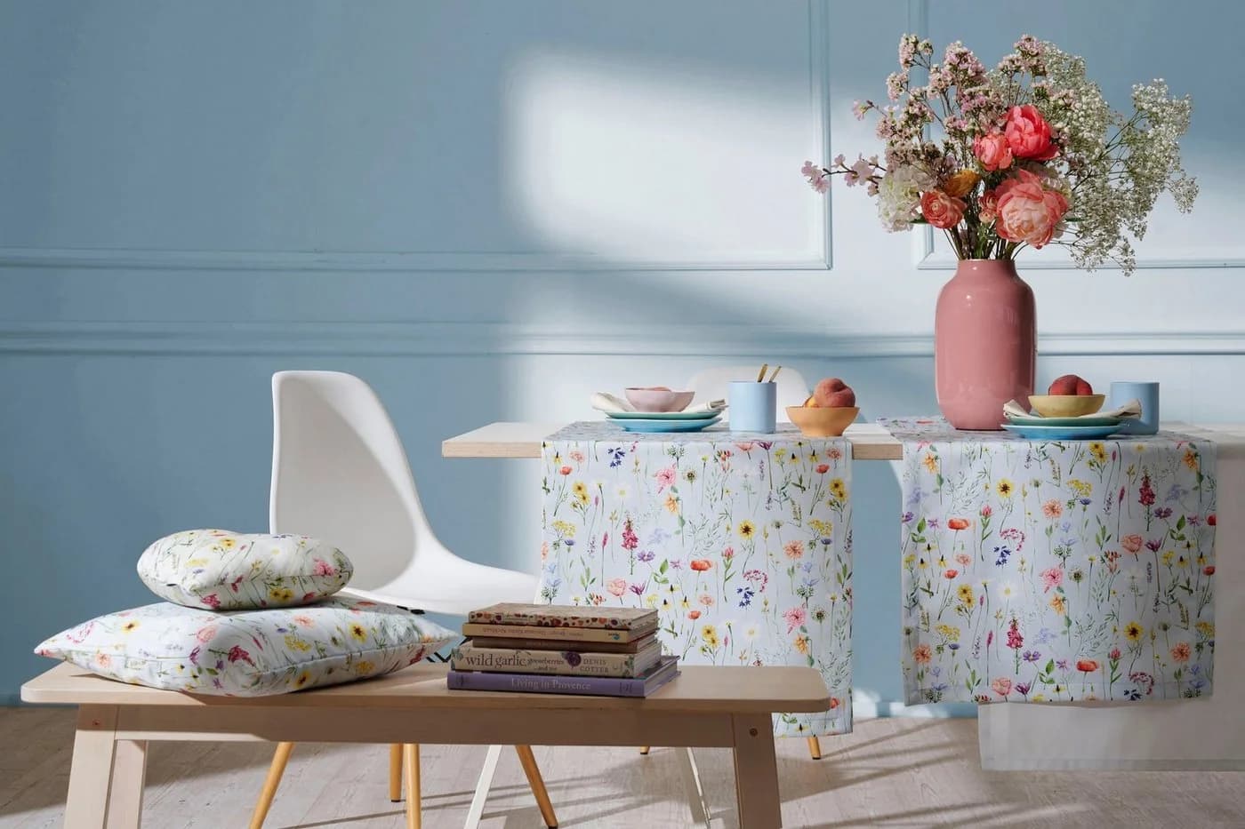 APELT Tischläufer 6815 SPRINGTIME Bunt Hellblau Frühjahrsblüten