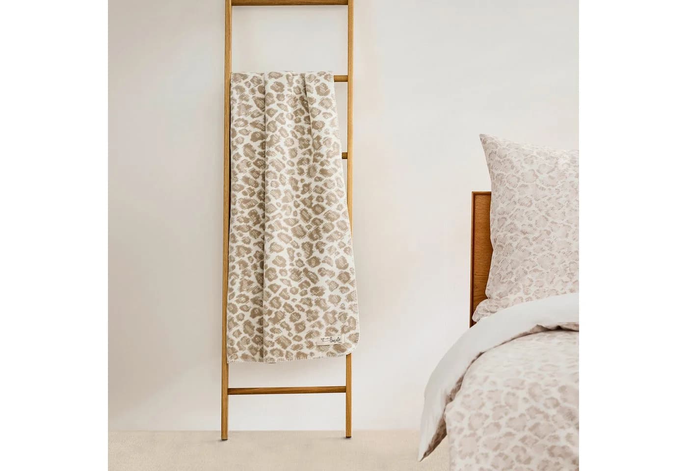 s.Oliver Wohndecke Beige Leomuster Jacquard