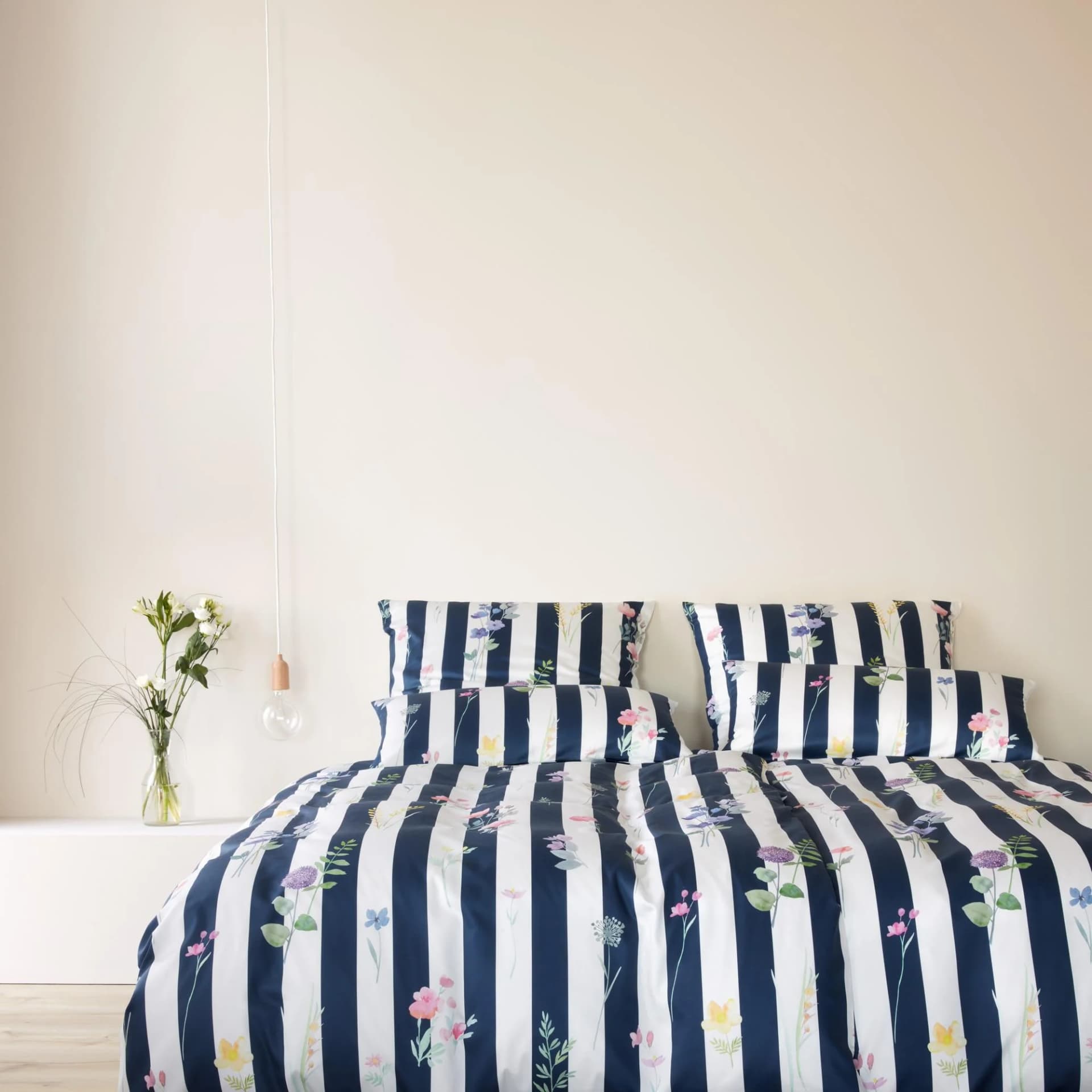 Elegante Bettwäsche Flowerstripe Marine Mako-Satin 135x200 cm