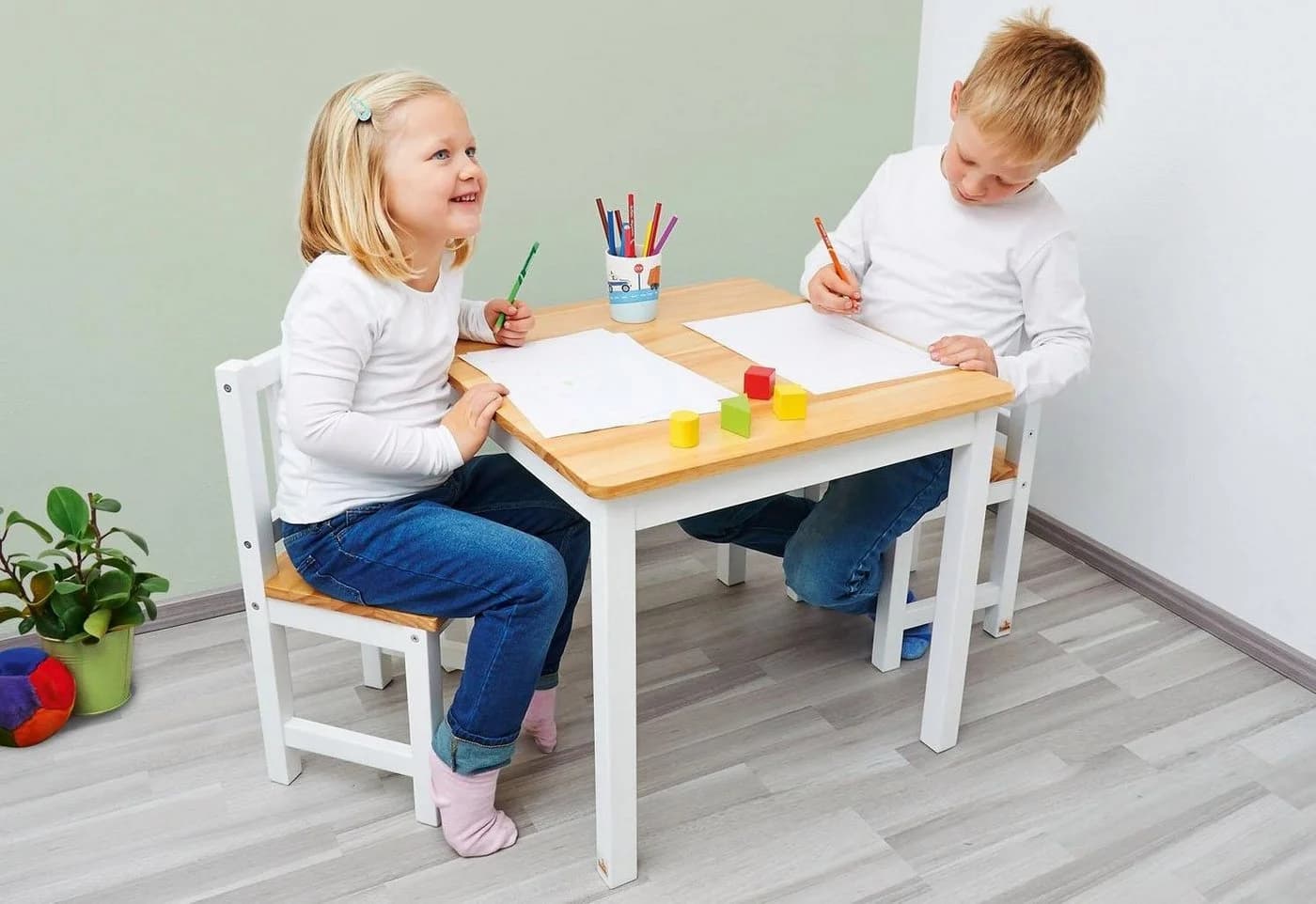 Kindersitzgruppe aus Kiefernholz, weiß und natur