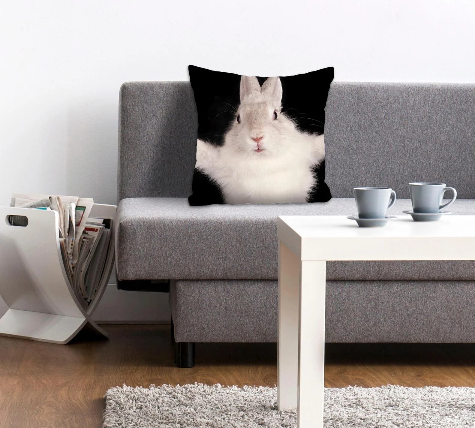 QUEENCE Dekokissen Hugging Bunny Schwarz-Weiß Polyester Kissenhülle