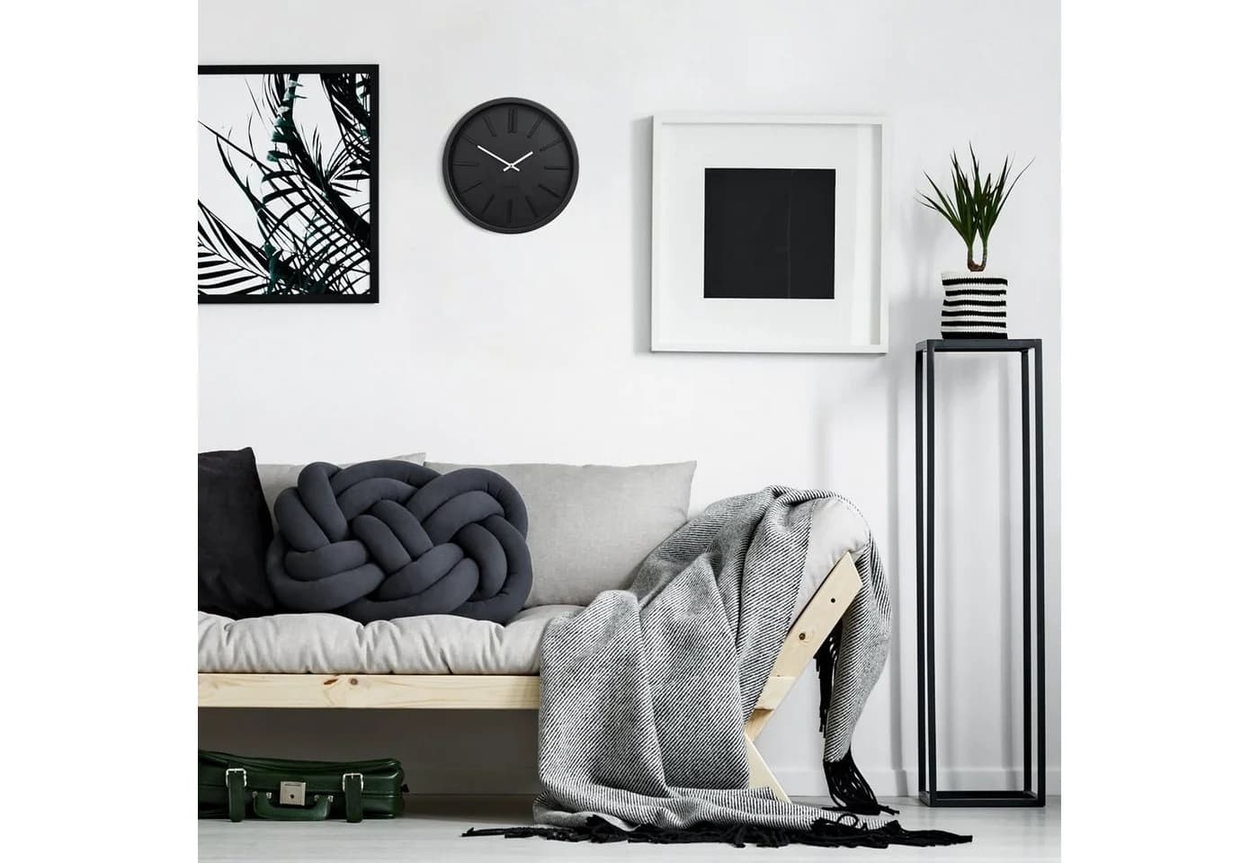 relaxdays Wanduhr mod (schwarz) - Minimalistisches Design mit Kontrast