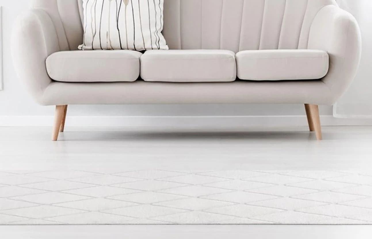 Weißer Teppich mit Hoch-Tief-Effekt und gemustertem Design