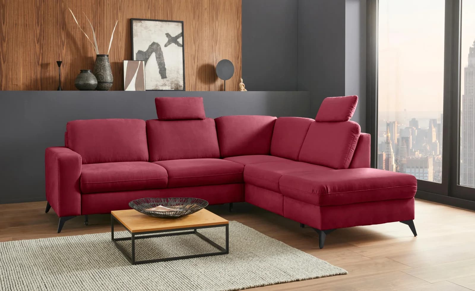 Ecksofa in Rot und Bordeaux