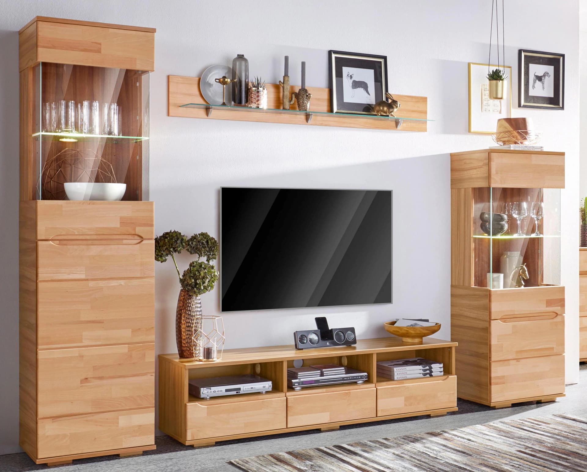 Moderne und klassische Wohnwand aus Massivholz und Holzwerkstoff