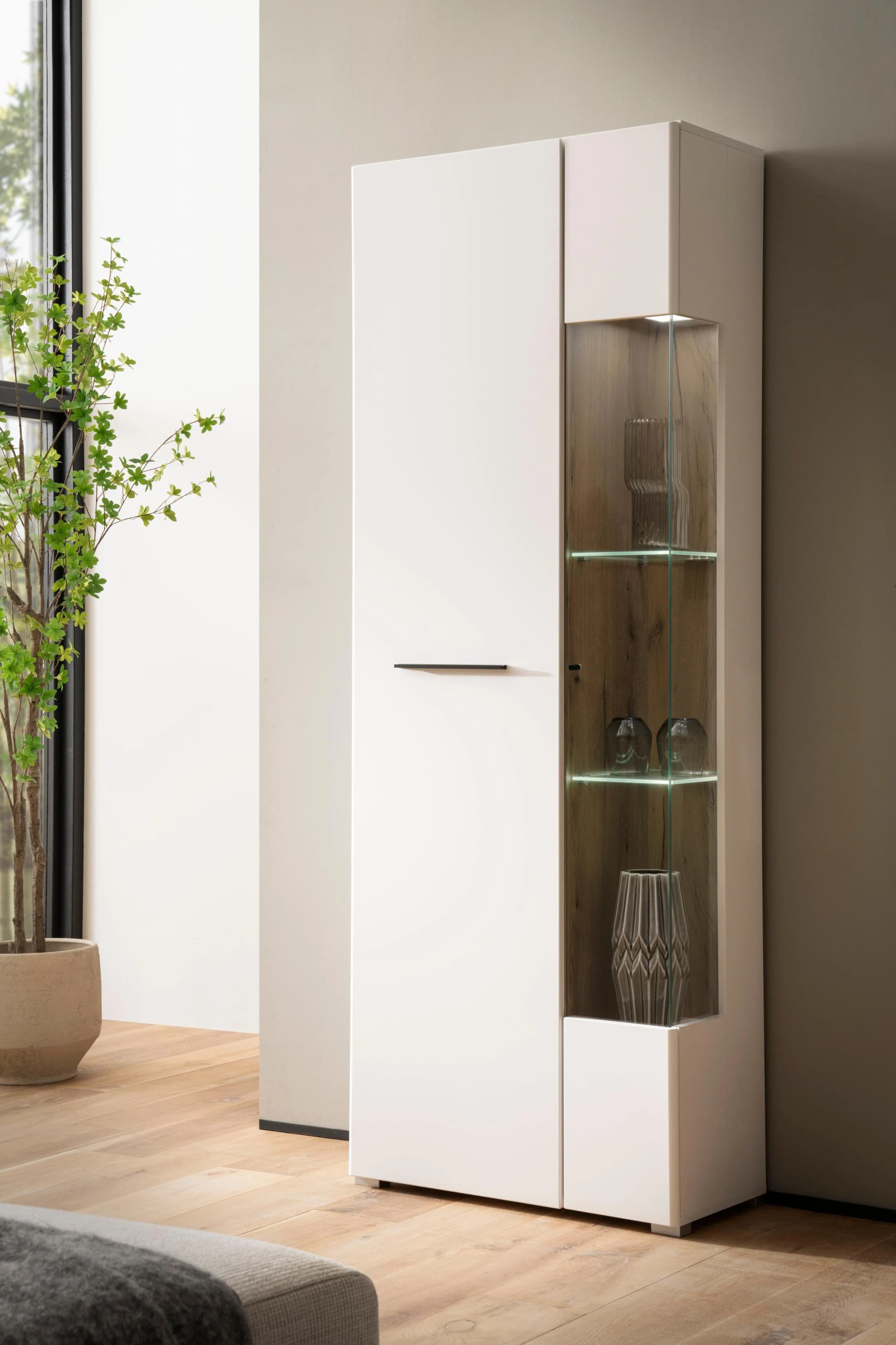 INOSIGN Vitrine Salerno Hochschrank Glasvitrine Weiß mit Eiche Evoke Dekor