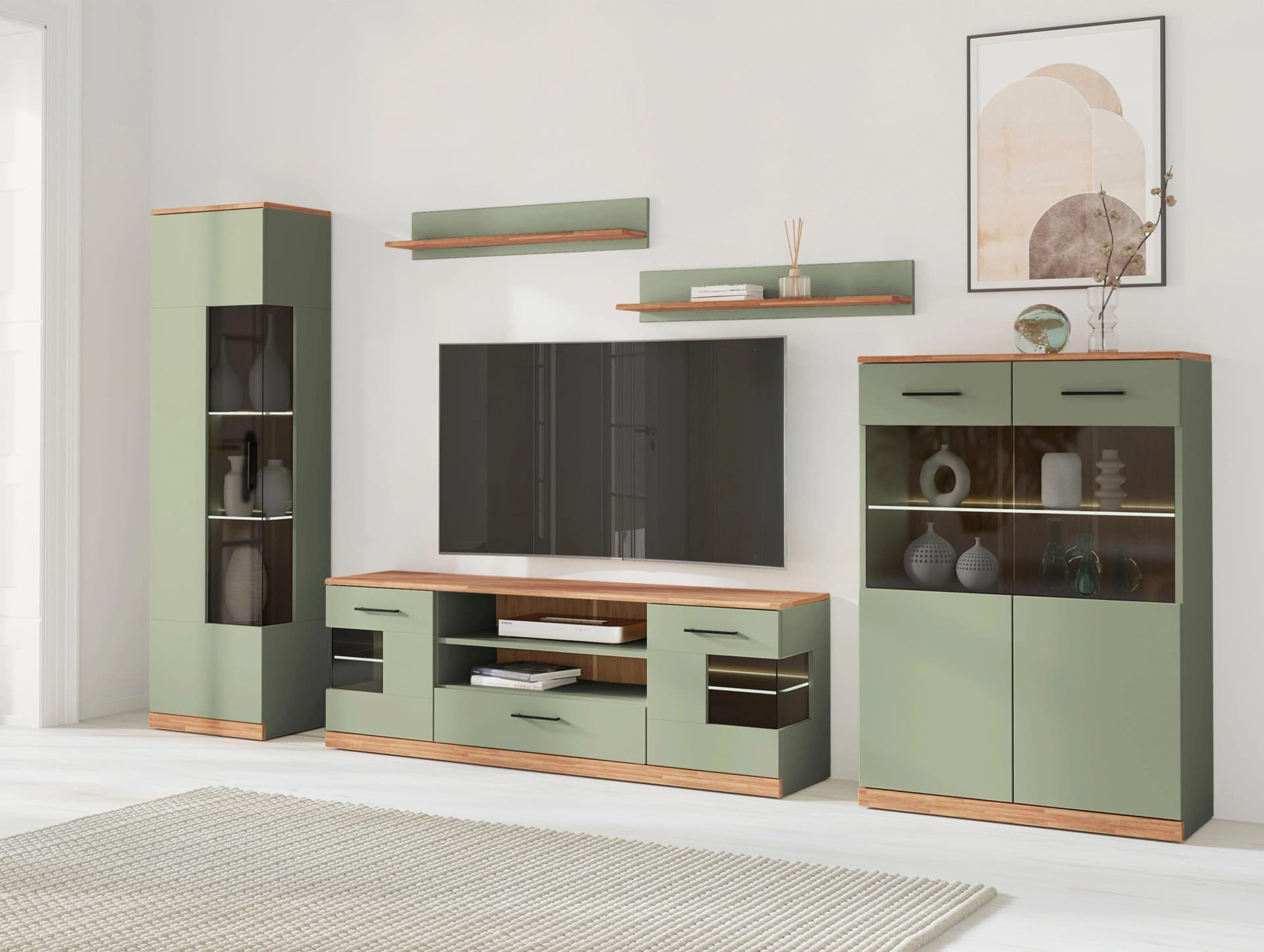 Moderne Wohnwand aus verschiedenen Materialien