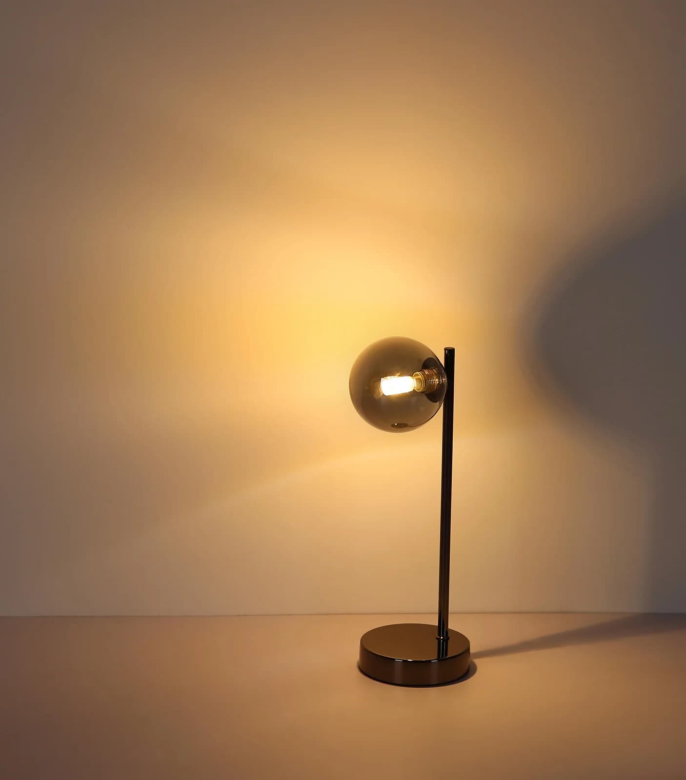 Moderne Tischleuchte aus Metall und Glas