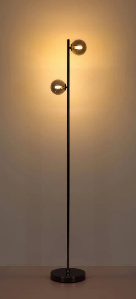 Moderne Stehlampe aus Metall und Glas