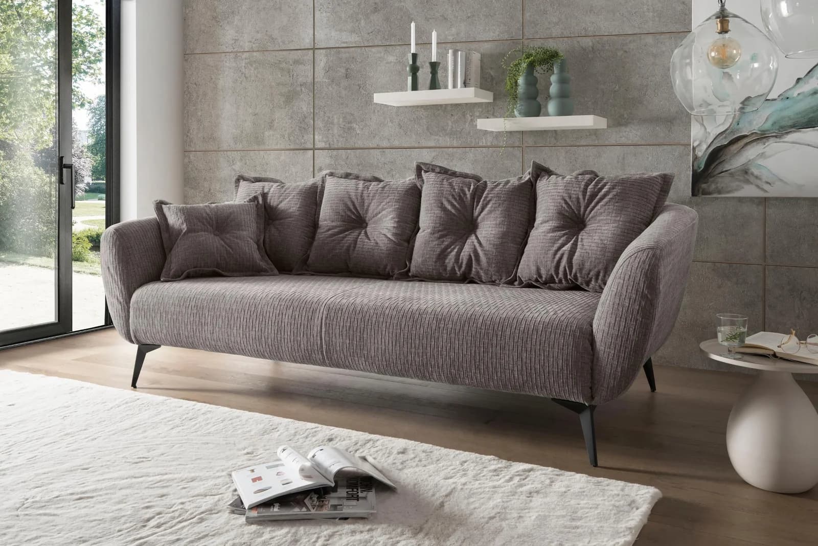 Modernes Sofa in verschiedenen Farben und Stilen