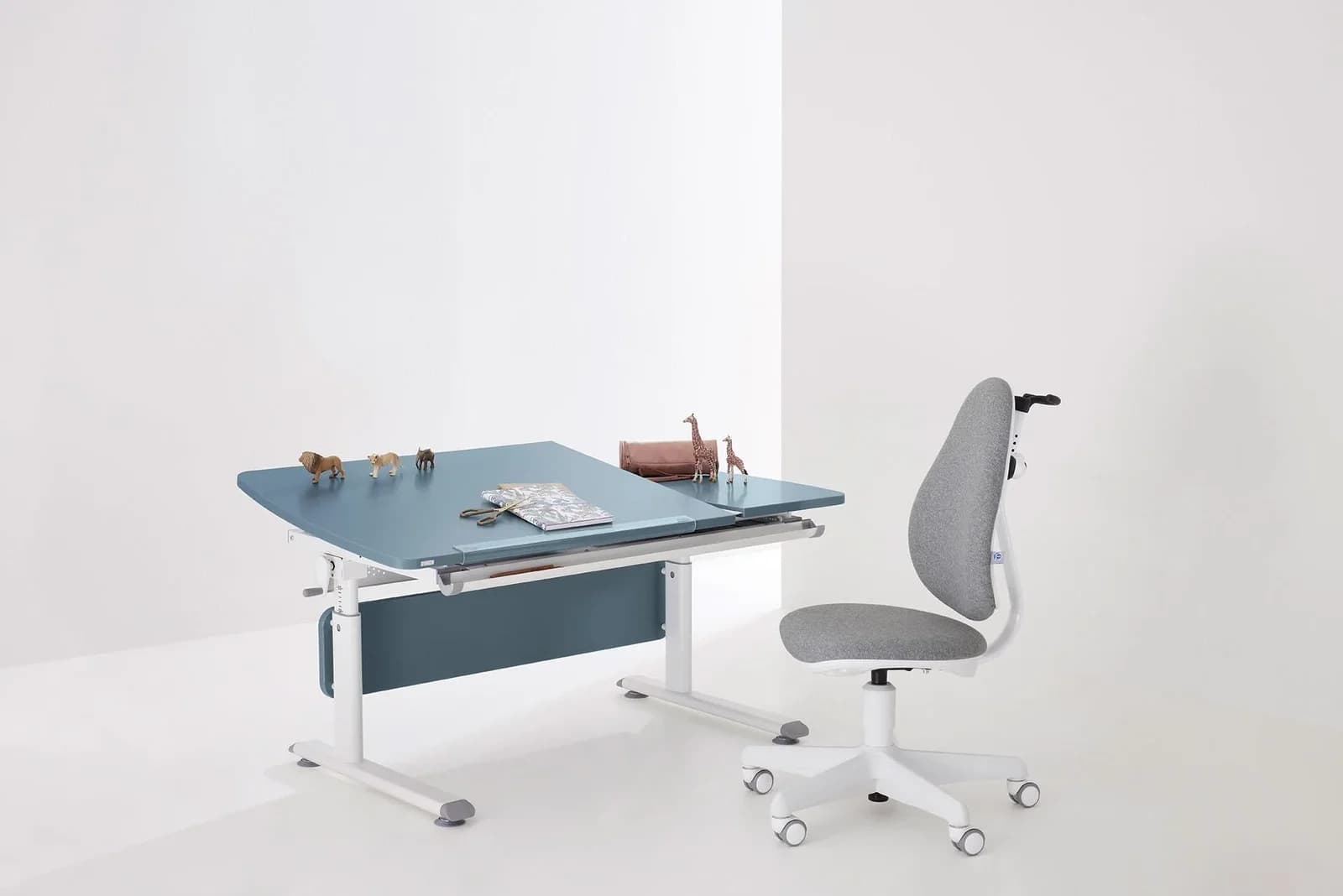 PAIDI Kinderschreibtisch DIEGO CURVED GT Höhenverstellbar Neigbar Mattblau Weiß