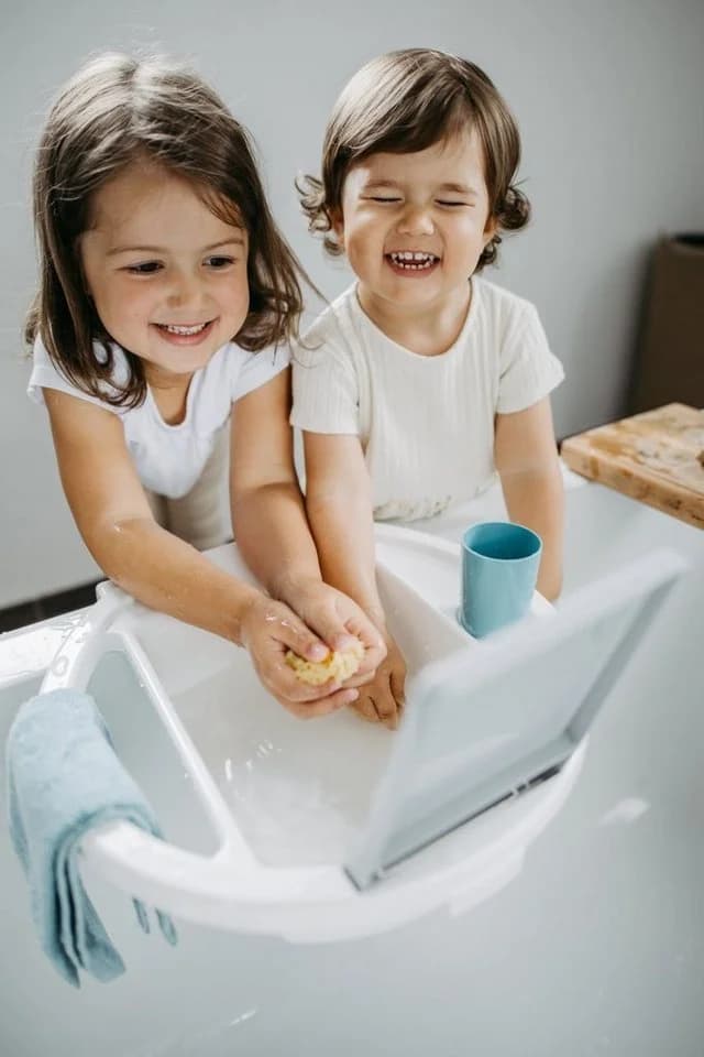 Rotho Babydesign Kinder Waschbecken Grün mit Spiegel und Zahnputzbecher