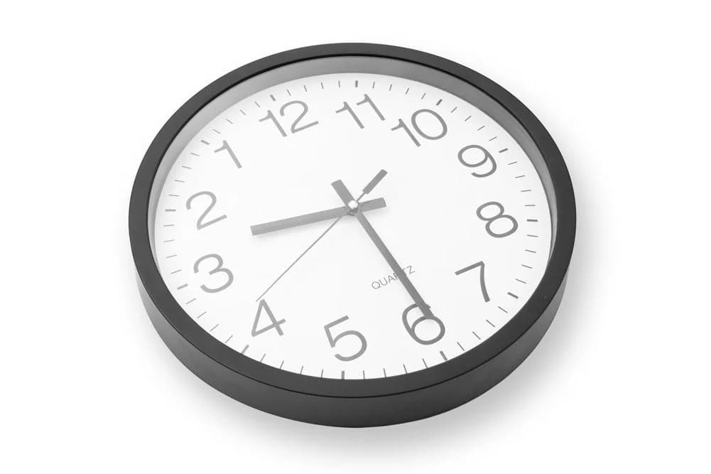Goods+Gadgets Retro Wanduhr Rückwärtslaufend Schwarz/Weiß Ostfriesen-Uhr