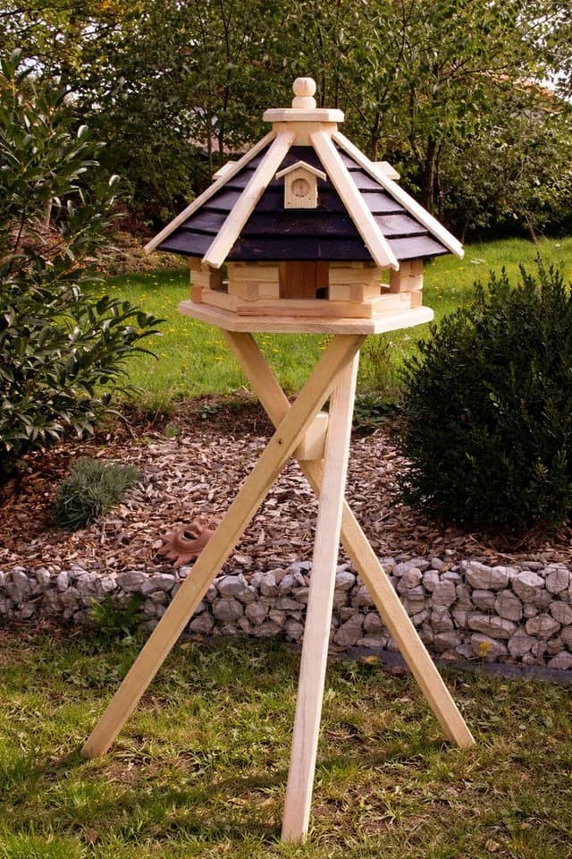 Holzdekoladen Vogelhaus aus Holz sechseckig mit Ständer & Solarlicht
