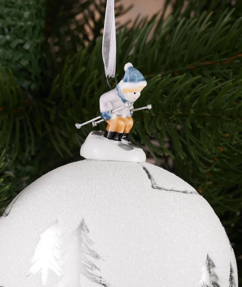 BRUBAKER Weihnachtsbaumkugel Glas 10cm Glitzer Skipiste Porzellan Figur