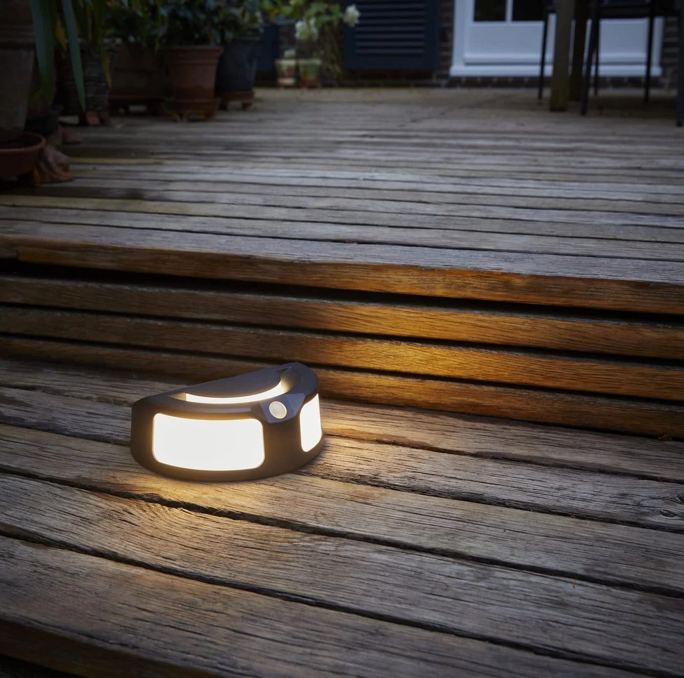 Northpoint LED Außen-Wandleuchte mit Solarpanel und Dämmerungssensor