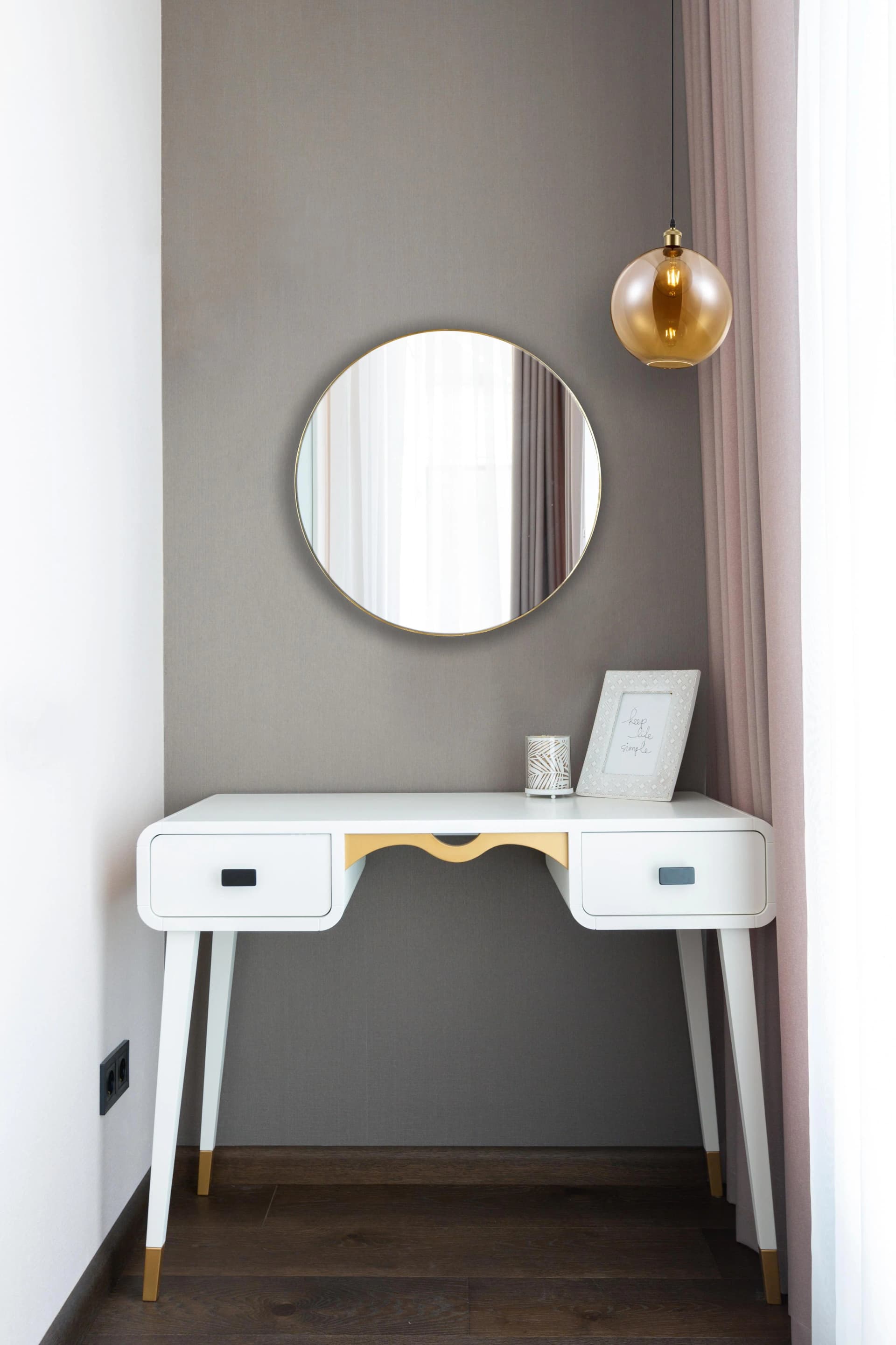 MIRRORS AND MORE Mila Wandspiegel rund gold lackiertes Metall