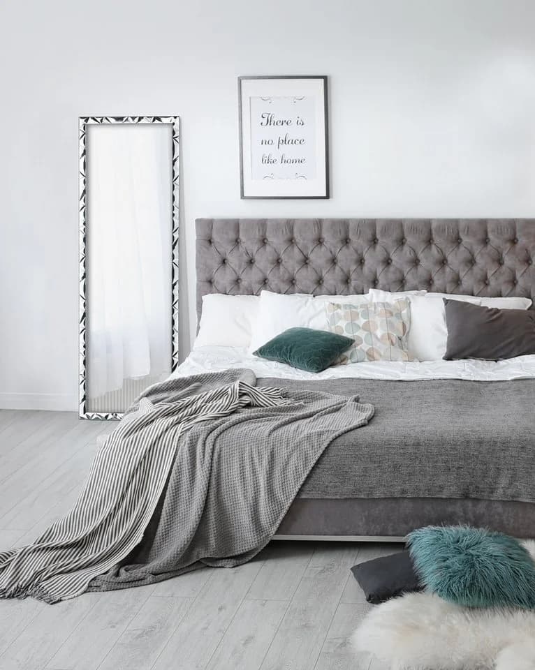 Mirrors and More Spiegel Hanni Silber Modern