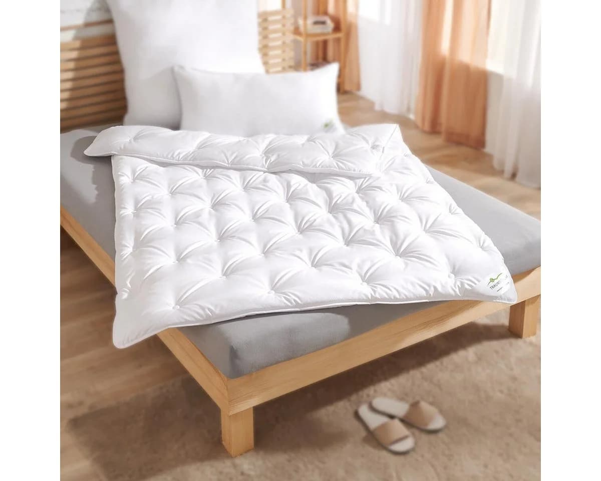 TRAUMSCHLAF Kunstfaserbettdecke Down Touch Pure medium Baumwolle Polyester