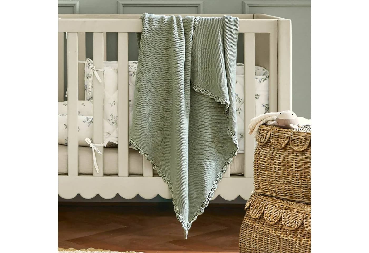 Babydecke Plaid Nymariel grün von Mirabeau - Weiche Strickdecke mit Häkelkante