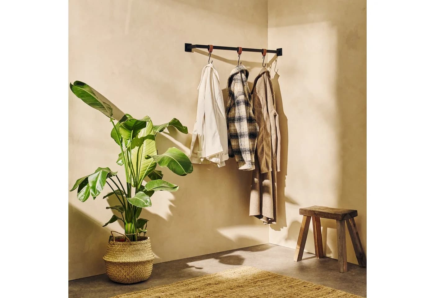 Natural Goods Berlin Wandgarderobe ÜBERECK Schwarz Stahl