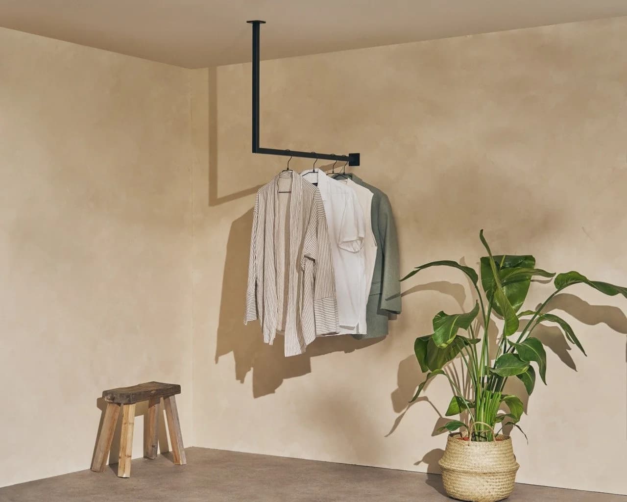 Natural Goods Berlin Wandgarderobe ÜBERECK Schwarz Stahl