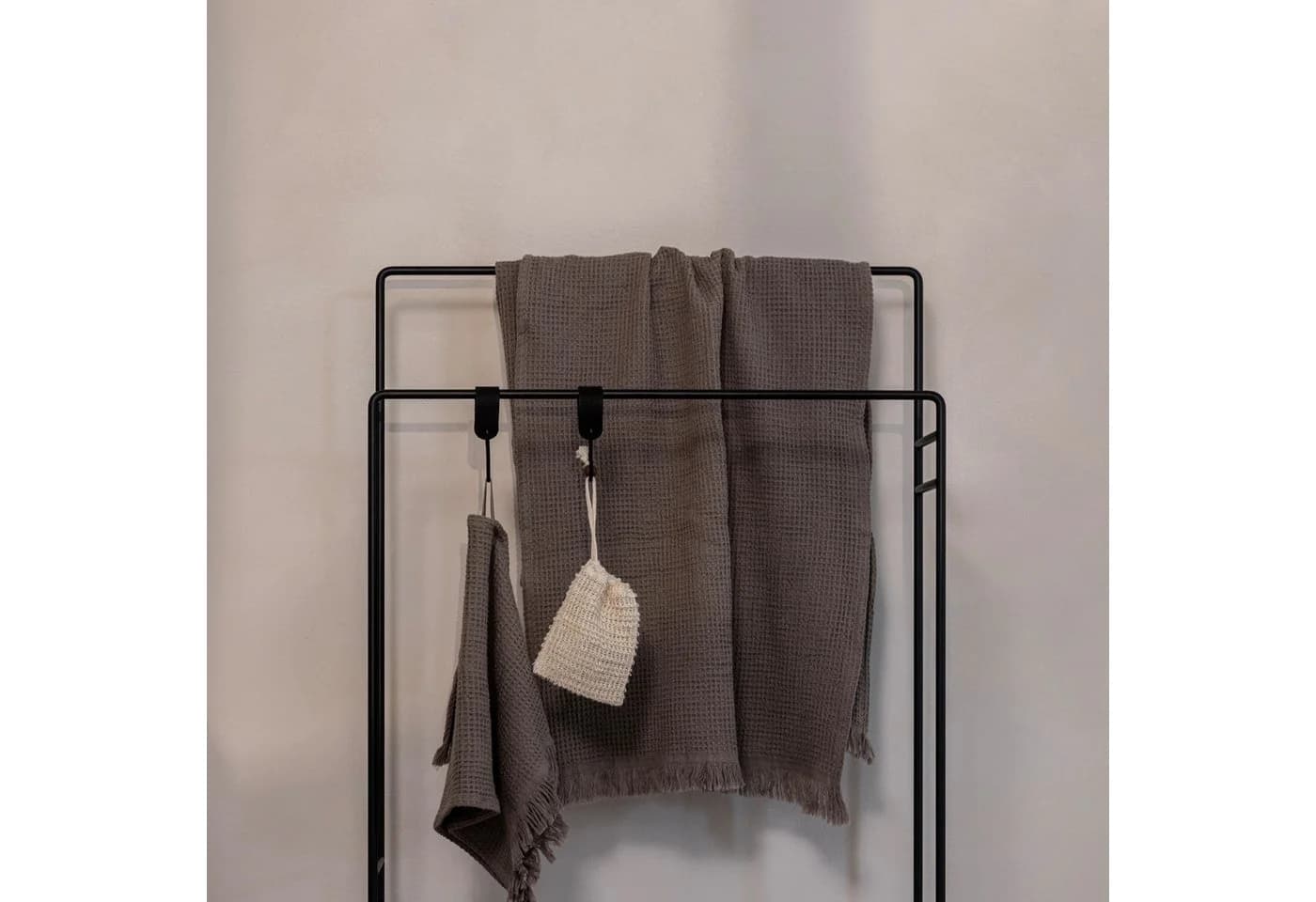 Metallbude Handtuchständer DELAYA Schwarz Metall Design ohne Bohren