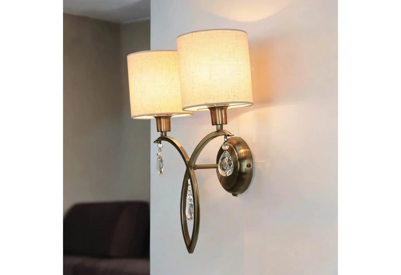 Licht-Erlebnisse KENZIE Wandleuchte 2-flammig Messing Antik Stoff Metall