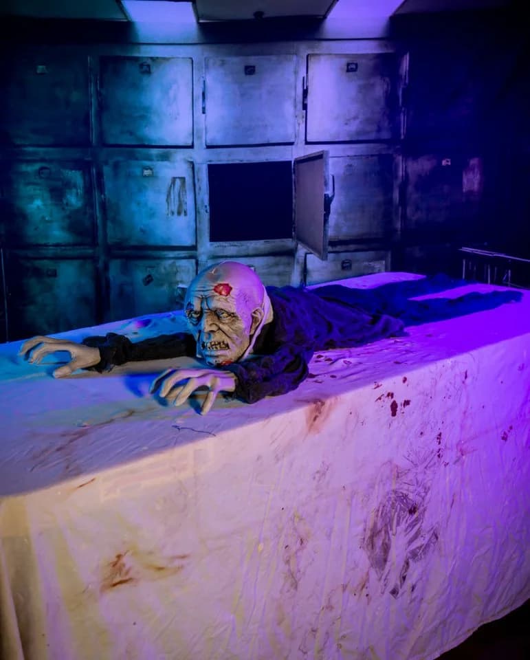Horror-Shop Krabbelnder Halloween Zombie mit Licht & Sound