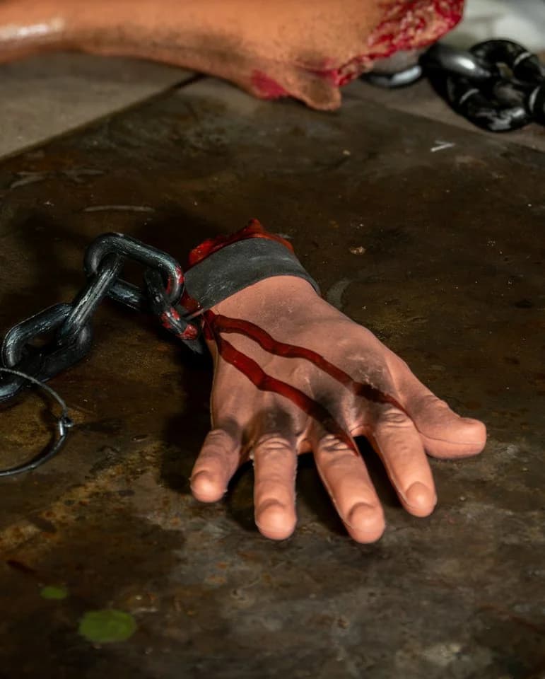 Horror-Shop Dekoobjekt Blutige abgetrennte Hand mit Folterkette