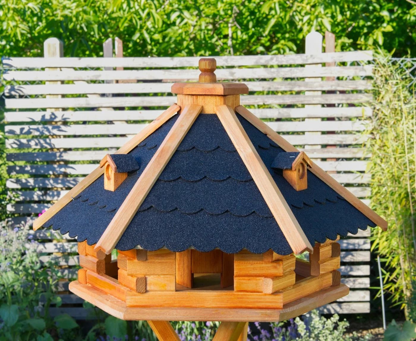 DSH DEKO SHOP HANNUSCH Vogelhaus XXL mit Gauben und Bitumenschindeln